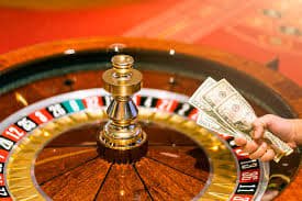 Gameplay Tembak Ikan di 888vipbet menampilkan ikan-ikan berenang dan sistem scoring real-time